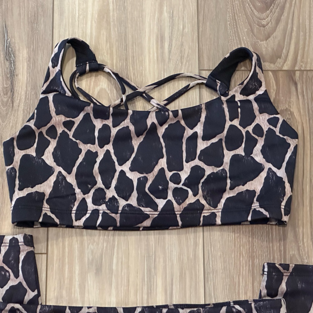 Onzie Giraffe Patterned Activewear - image 6